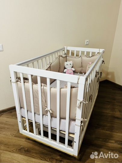 Детская кроватка с маятником