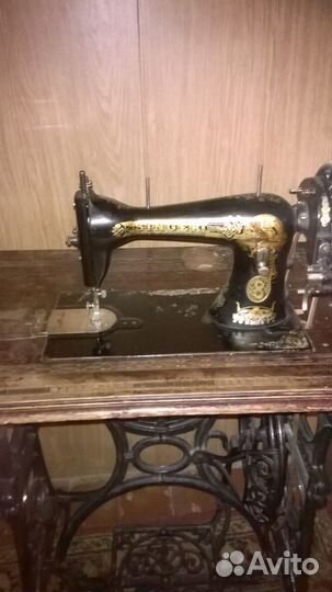 Швейная машина Сингер на станине