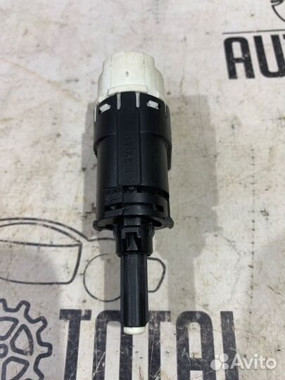 Датчик включения стоп сигнала Nissan Terrano D10