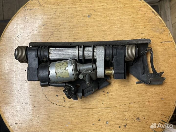 Моторчик в подголовник S500 W221 задний