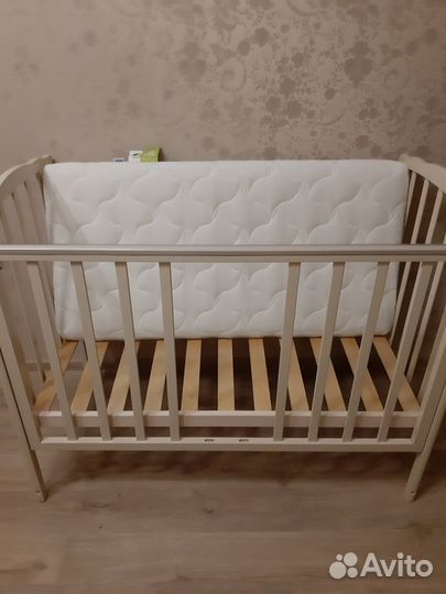 Детская кроватка с продольным маятником