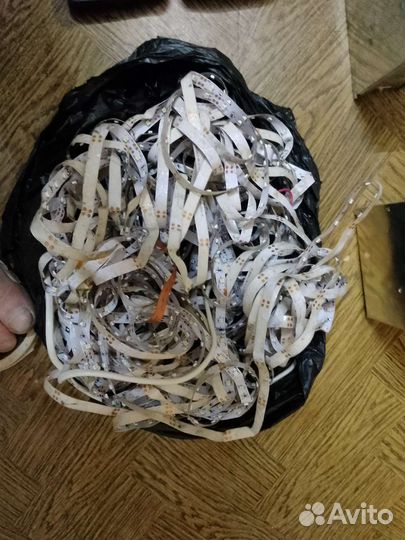 Продам 2 динамика,2бл.пит.,свет.диод.ленту и набор