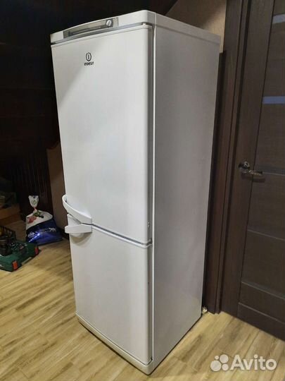 Холодильник бу indesit