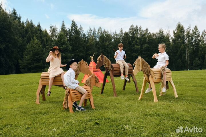 Скульптура деревянной лошадки