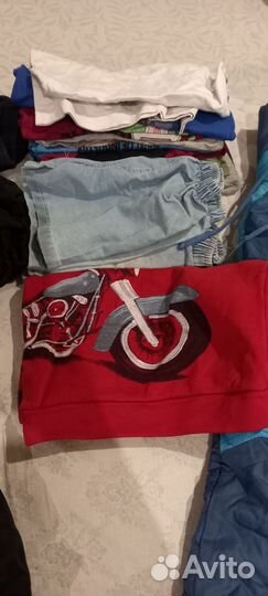 Детские вещи очень много, и курточки, футболки