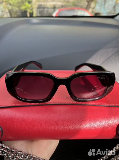 Солнцезащитные очки Prada с белой оправой