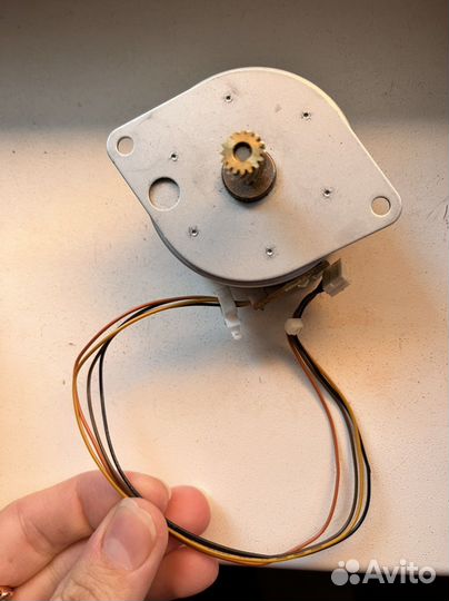 Шаговый двигатель