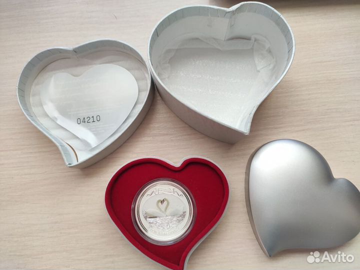 Монета серебрянная Лебеди love IS precious