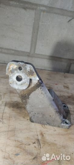 Кронштейн двигателя левый Toyota Mark 2