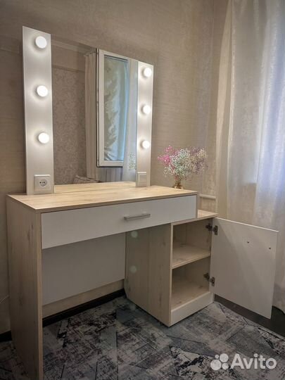 Гримерный столик с зеркалом и подсветкой
