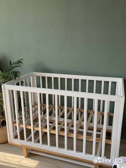 Детская кроватка с маятником