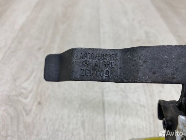 Замок капота верхний Mercedes Sprinter W 906