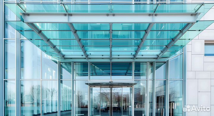 Стеклянный навес над входной группой