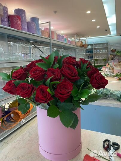 Розы в коробке подарок для мамы