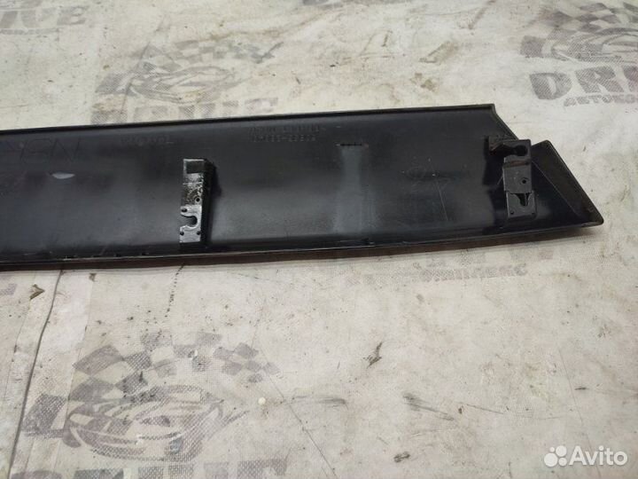 Накладка двери задняя правая Toyota Noah ZRR80W