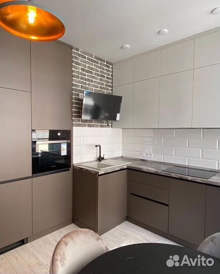 Угловая кухня до потолка с подсветкой в рассрочку