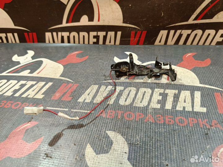 Ответная часть замка крышки багажника задняя