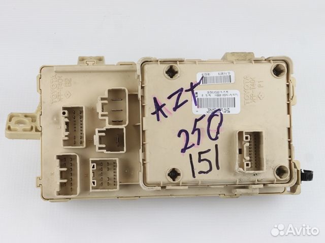 Блок предохранителей Toyota Avensis