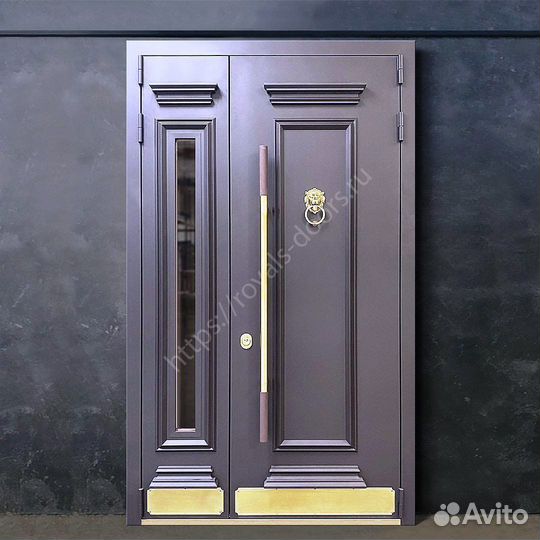 Входная уличная дверь в загородный дом