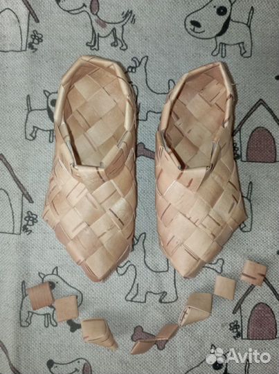 Лапти сувенирные и сумочка кожаная декор