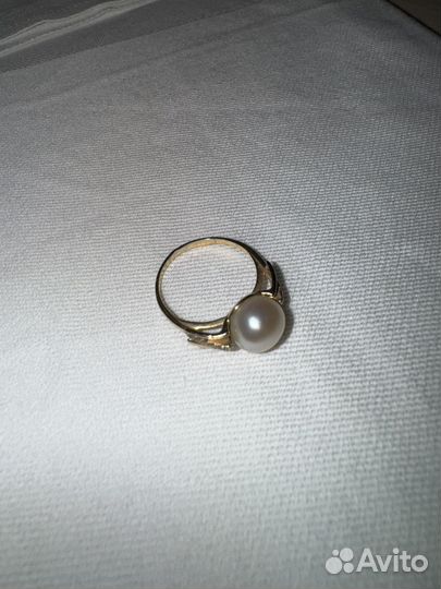 Золотое кольцо с жемчугом и фианитами 585, р-р 17