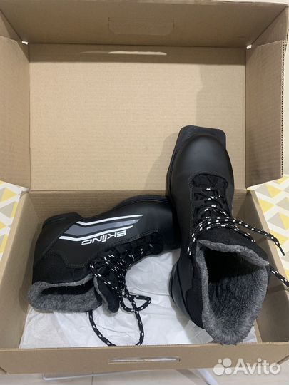 Лыжные ботинки, лыжи, лыжные палки и клюшка