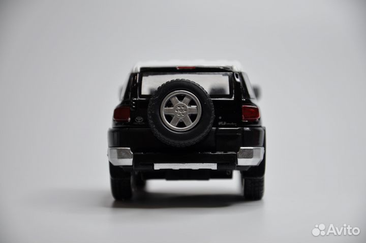 Модель автомобиля Toyota FJ Cruiser металл