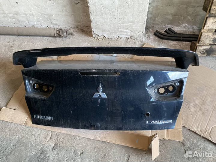 Крышка багажника + спойлер на Mitsubishi Lancer X