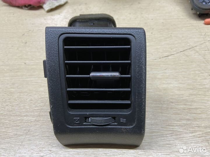 Дефлектор воздушный правый Toyota Corolla 150