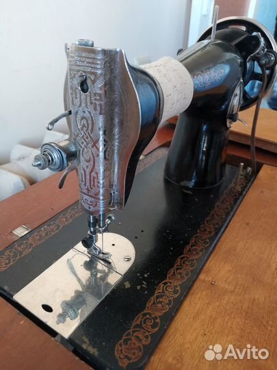 Швейная машина в нерабочем состоянии (ножная)