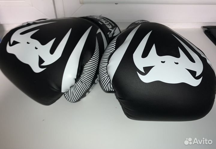 Боксерские перчатки 14 oz venum