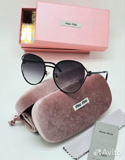 Солнцезащитные очки Miu Miu