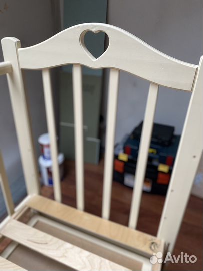 Детская кроватка с маятником и ящиком