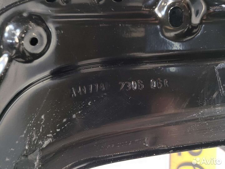 Кронштейн стекла двери багажника Mercedes W447