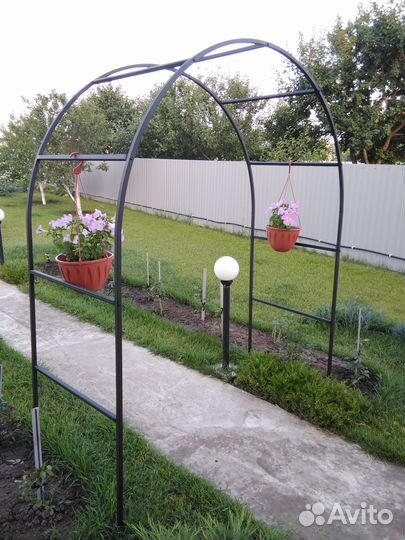 Садовая арка для цветов