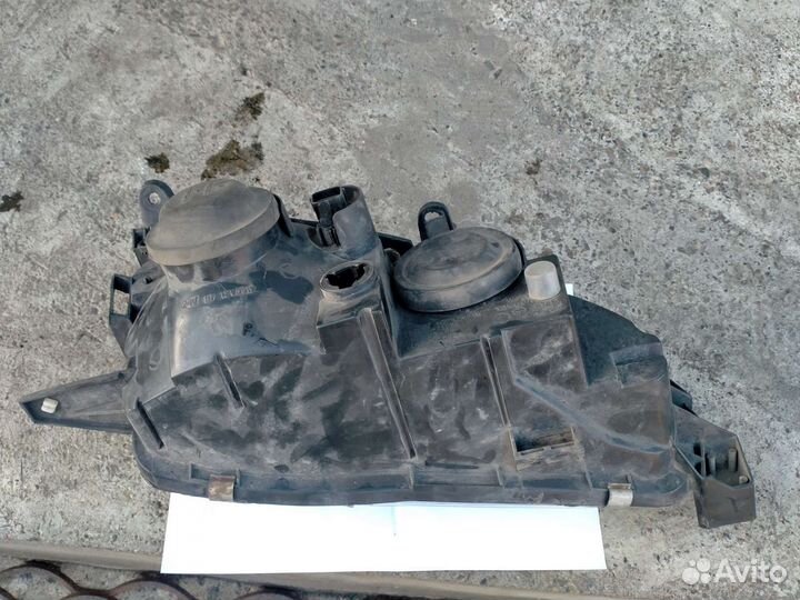 Фара toyota avensis 1