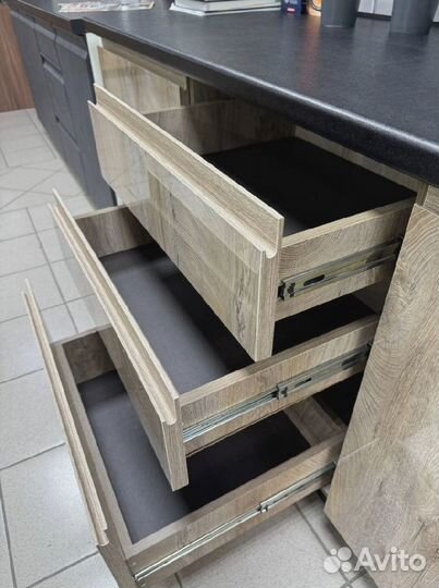 Кухня с пеналами в наличии