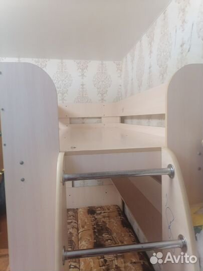 Двухъярусная кровать с диваном внизу