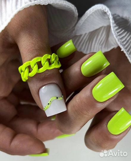 Модель на маникюр