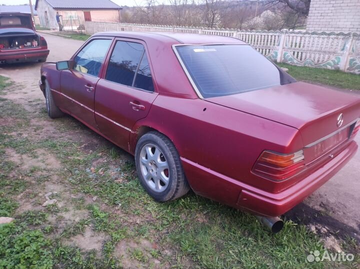Разбирается Mercedes Benz w124 230 МКПП