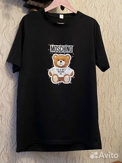 Новая футболка с принтом moschino