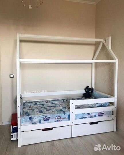 Кроватка домик для малыша из натурального дерева с