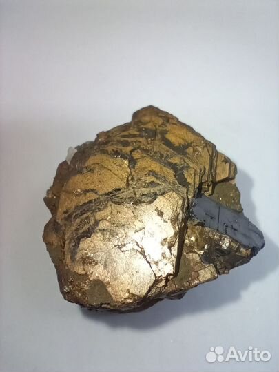 Красивый кристалл Пирротин, галенит