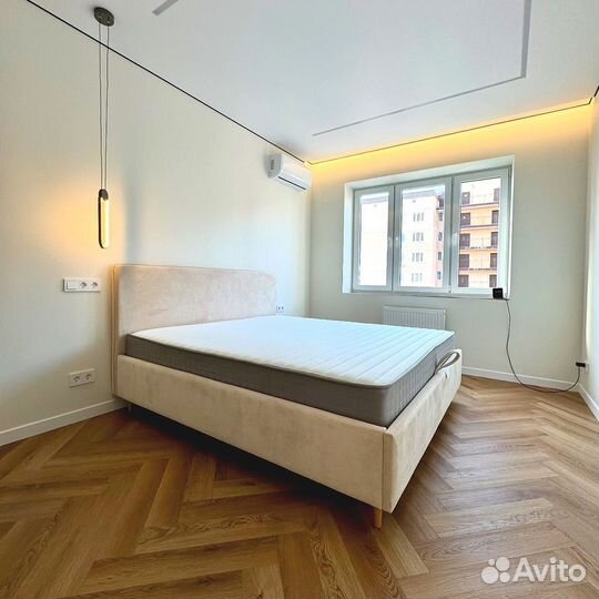 Белая кровать