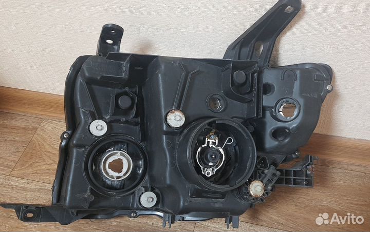 Фары Mitsubishi pajero