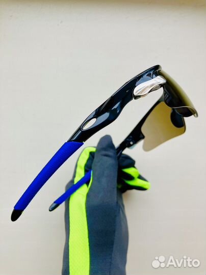 Спортивные солнцезащитные очки с синими линзами