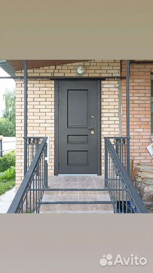 Дверь в частный дом с терморазрывом