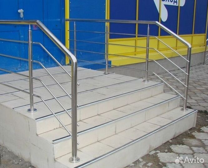 Ограждение из стали с деревянным поручнем