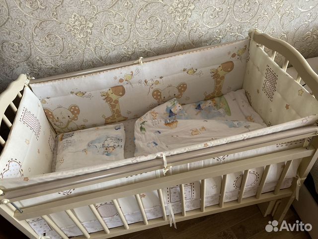 Детская кроватка с маятником