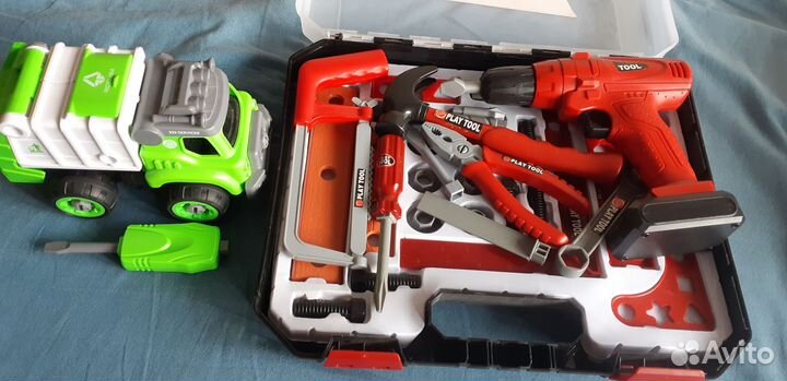 Большой набор инструментов и машинка